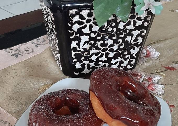 Donat kentang dengan glaze coklat