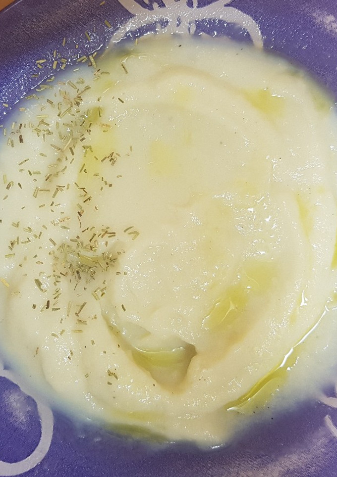 Una foto de Crema ligera de coliflor