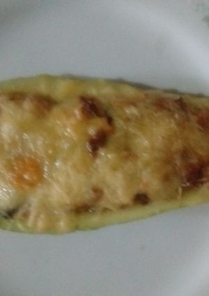 Una foto de Zucchini relleno de carne, aceitunas negras y pimientos al gratín