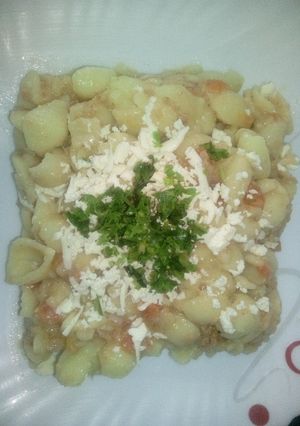 Una foto de Pasta con atún y tomate