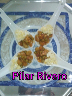 Una foto de Habas con guisantes, jamón y huevos