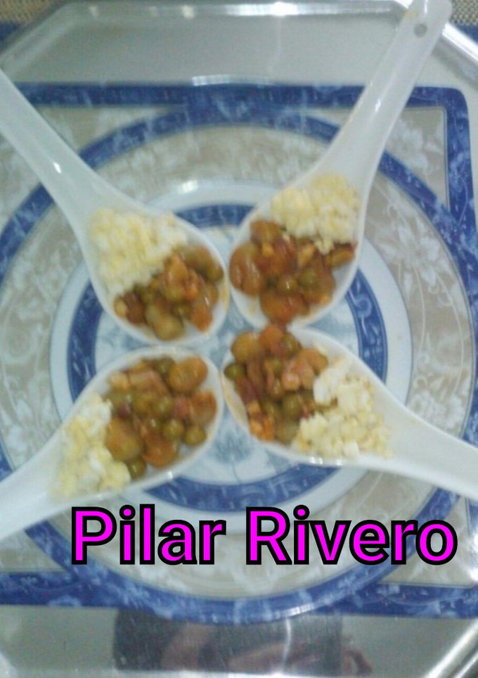 Una foto de Habas con guisantes, jamón y huevos