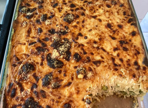 Una foto de Pastel de tallarines con brócoli y crema