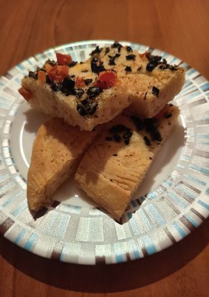 Una foto de Focaccia de aceitunas negras y tomate