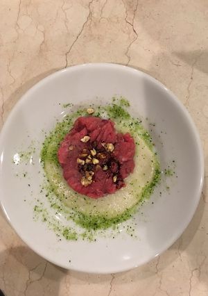 Foto di Tartare di manzo su crema di topinambur