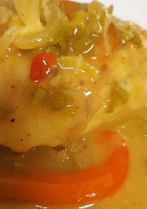 Una foto de Filete de robalo en salsa de ají, curry y 🥥