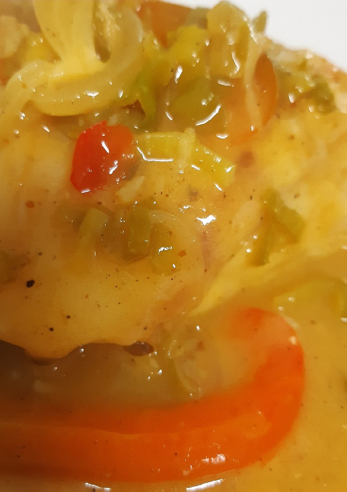 Una foto de Filete de robalo en salsa de ají, curry y 🥥