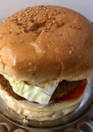 બર્ગર (Burger Recipe In Gujarati) રેસીપી મુખ્ય ફોટો