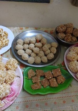 मकर संक्रांति स्पेशल तिल पॉपकॉर्न मुरमुरे और चूरे के लड्डू रेसिपी मुख्य फोटो