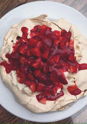 A picture of Strawberry pavlova.
