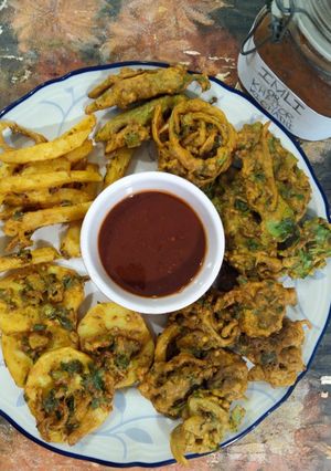 A picture of Imli or khajoor ki chutney.