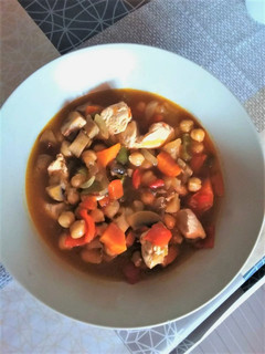Una foto de 🍲Garbanzos 🫘con pollo🐔y champiñones 🍄🟫