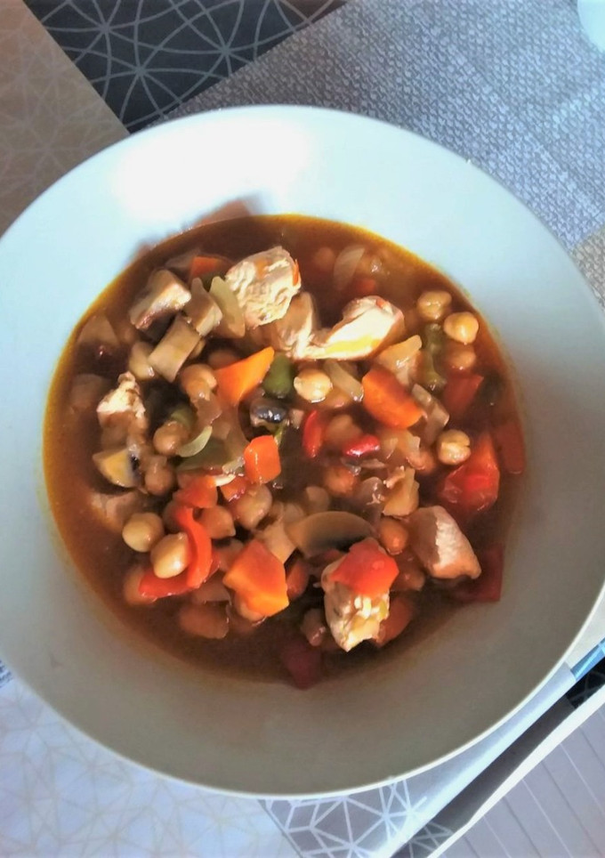 Una foto de 🍲Garbanzos 🫘con pollo🐔y champiñones 🍄‍🟫