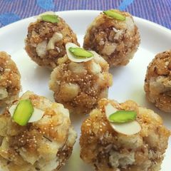 A picture of Bread Ladoo.