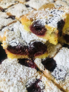 Vajas-meggyes pite recept fotója