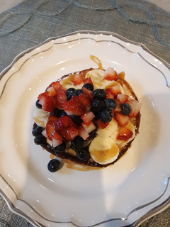 Una foto de Pancakes con frutas a mi estilo 😋