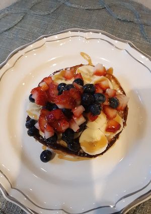 Una foto de Pancakes con frutas a mi estilo 😋