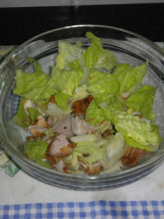 Una foto de Ensalada de pollo frito al limón
