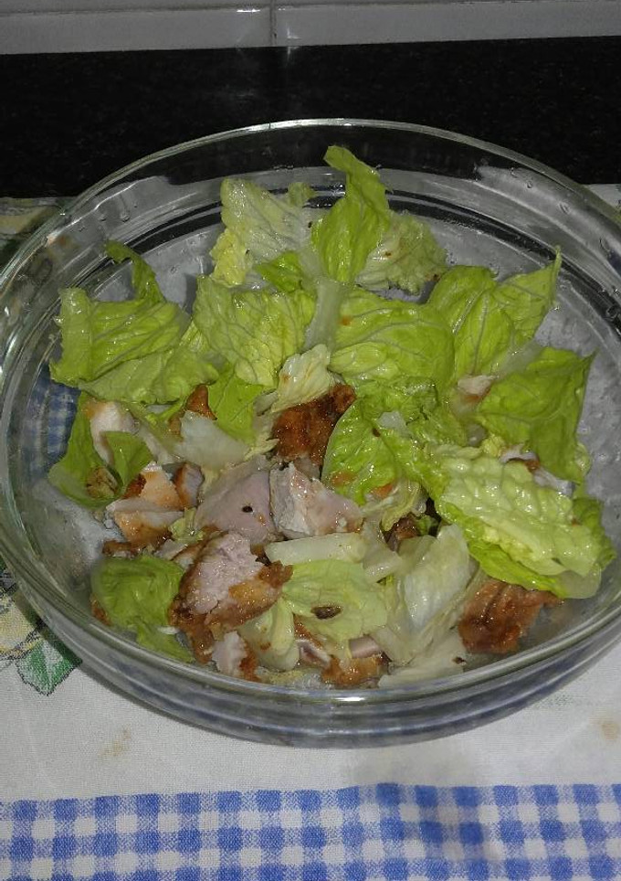 Una foto de Ensalada de pollo frito al limón