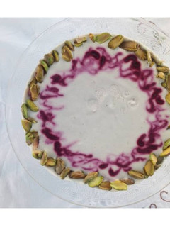 Una foto de Tarta mousse de kiwi y ciruelas