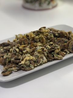 Una foto de Revuelto de champiñones al ajillo