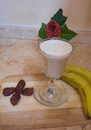 صورة لوصفة سموثي التمر والموز صحي ولذييذ 😋🥛🍌