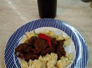 Vörösboros marhapofa, kapros túrós galuskával recept fotója