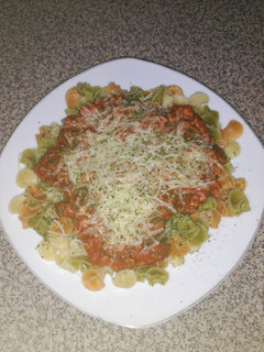 Una foto de Pasta margaritas con queso gruyére y salsa kétchup