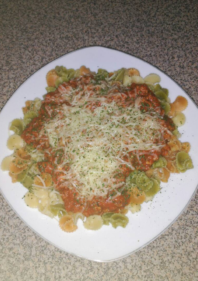 Una foto de Pasta margaritas con queso gruyére y salsa kétchup