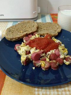 Una foto de Huevos revueltos con salchicha y tomate frito