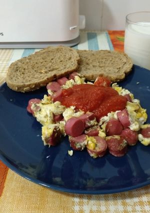 Foto principal de Huevos revueltos con salchicha y tomate frito