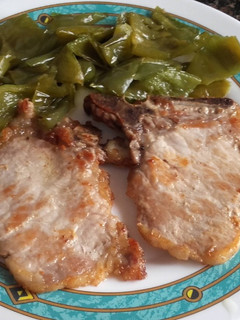 Una foto de Chuletas ibéricas con pimientos