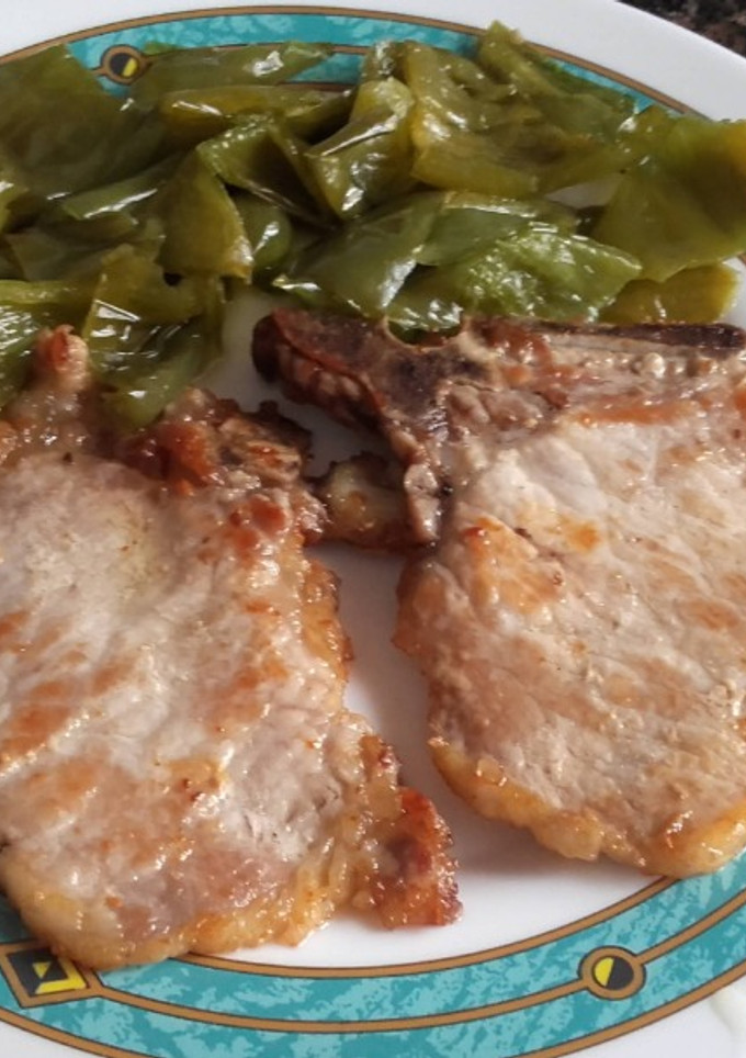 Una foto de Chuletas ibéricas con pimientos
