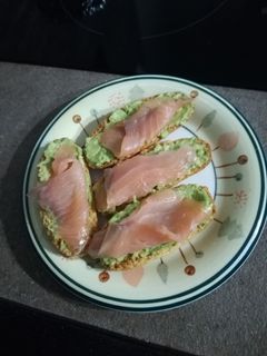 Foto di Crostini avocado e salmone