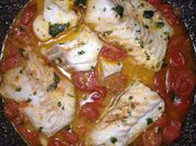 Una foto de merluza tomates cherry