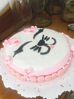 Una foto de Torta decorada de Gato súper fácil de hacer
