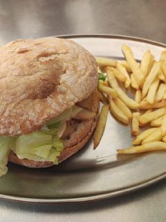 Una foto de Montadito clásico con patatas