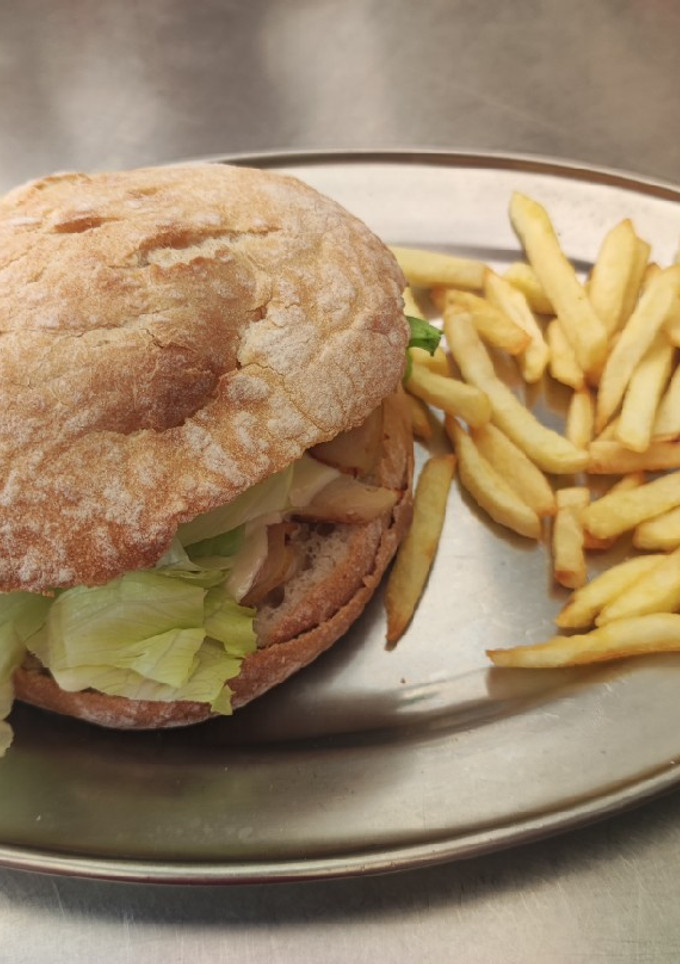 Una foto de Montadito clásico con patatas