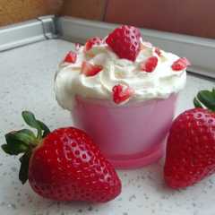Una foto de Mousse de Fresa con nata