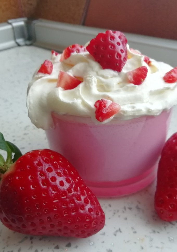 Una foto de Mousse de Fresa con nata
