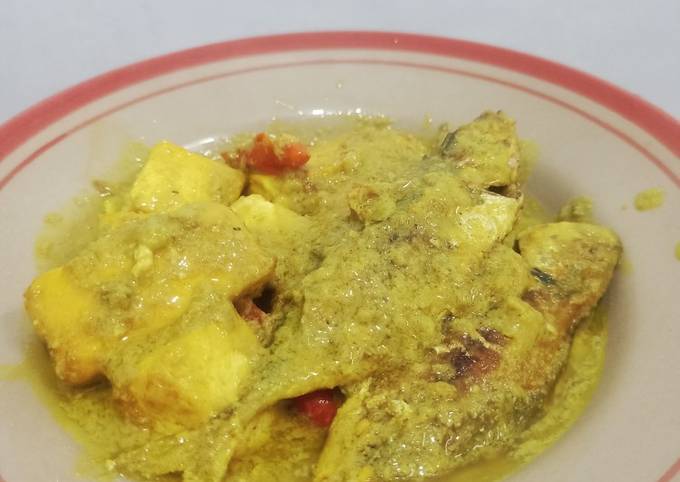 Ikan selar dan tahu kuah kuning