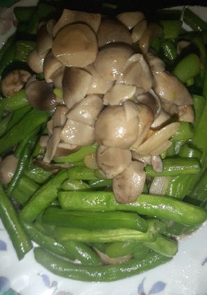 Hình của món Đậu que xào nấm rơm.