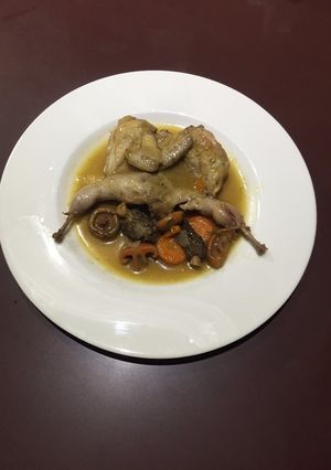 Una foto de Codornices guisadas con robellones y colmenillas