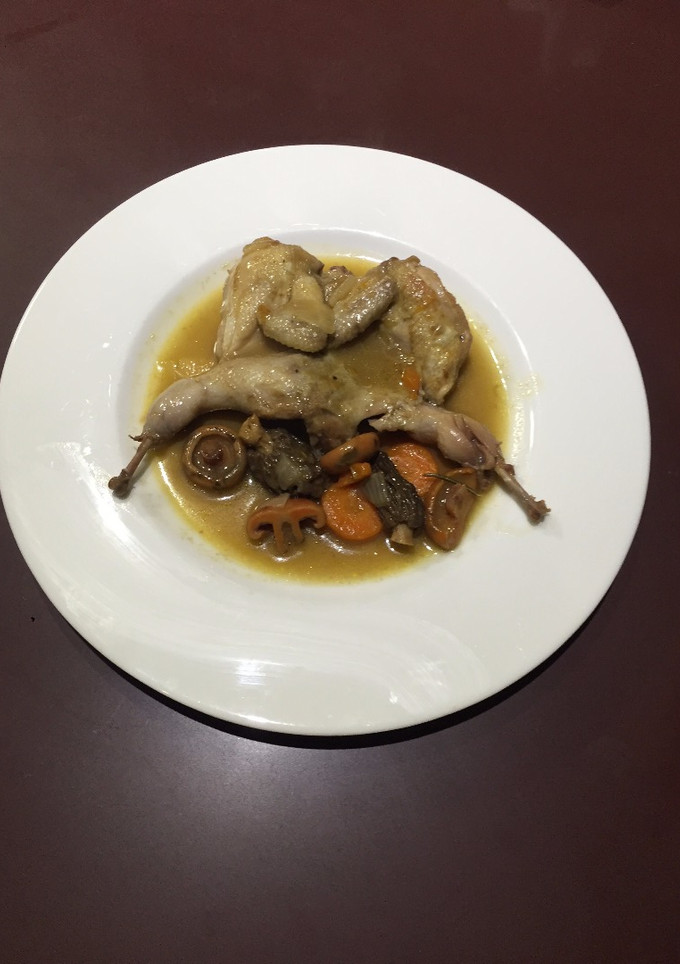 Una foto de Codornices guisadas con robellones y colmenillas