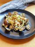 Spaghetti di farro con vongole, gamberetti e zucchine