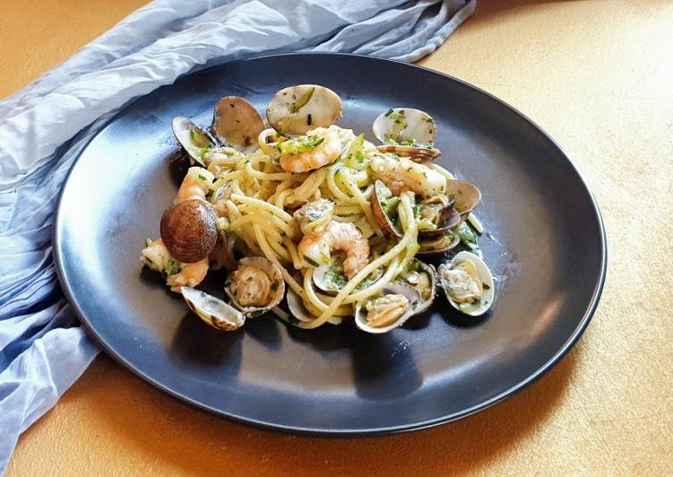 Spaghetti di farro con vongole, gamberetti e zucchine