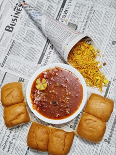A picture of Misal pav.