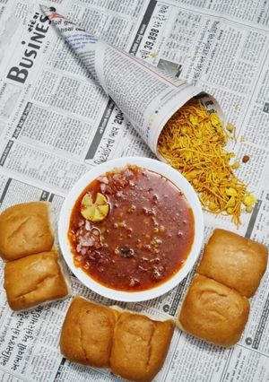 A picture of Misal pav.