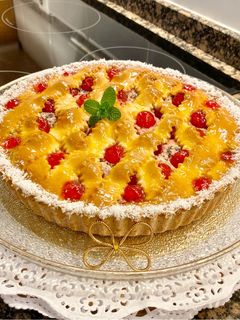 Una foto de Tarta con Ricotta, cerezas en almíbar y chocolate (Cake with Ricotta cherries and chocolate)