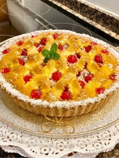 Una foto de Tarta con Ricotta, cerezas en almíbar y chocolate (Cake with Ricotta cherries and chocolate)